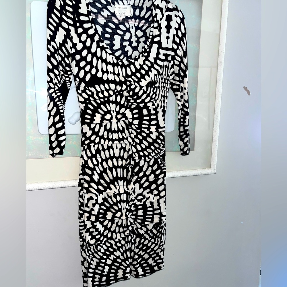 Nicole Miller dress nwot Artelier. Sz S Black/ivory. Sheath, ruched, 3/4 sleeve